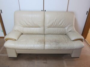 カリモク☆二人掛けソファ☆スレ傷＆ヒビ割れ補修、染め直し