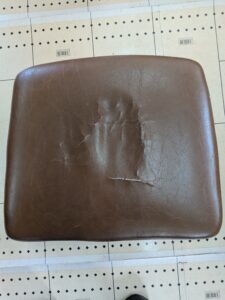 京都　ダイニングチェアー座面破れ修理のご紹介です。