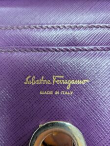 京都　フェラガモ財布修理のご紹介です。